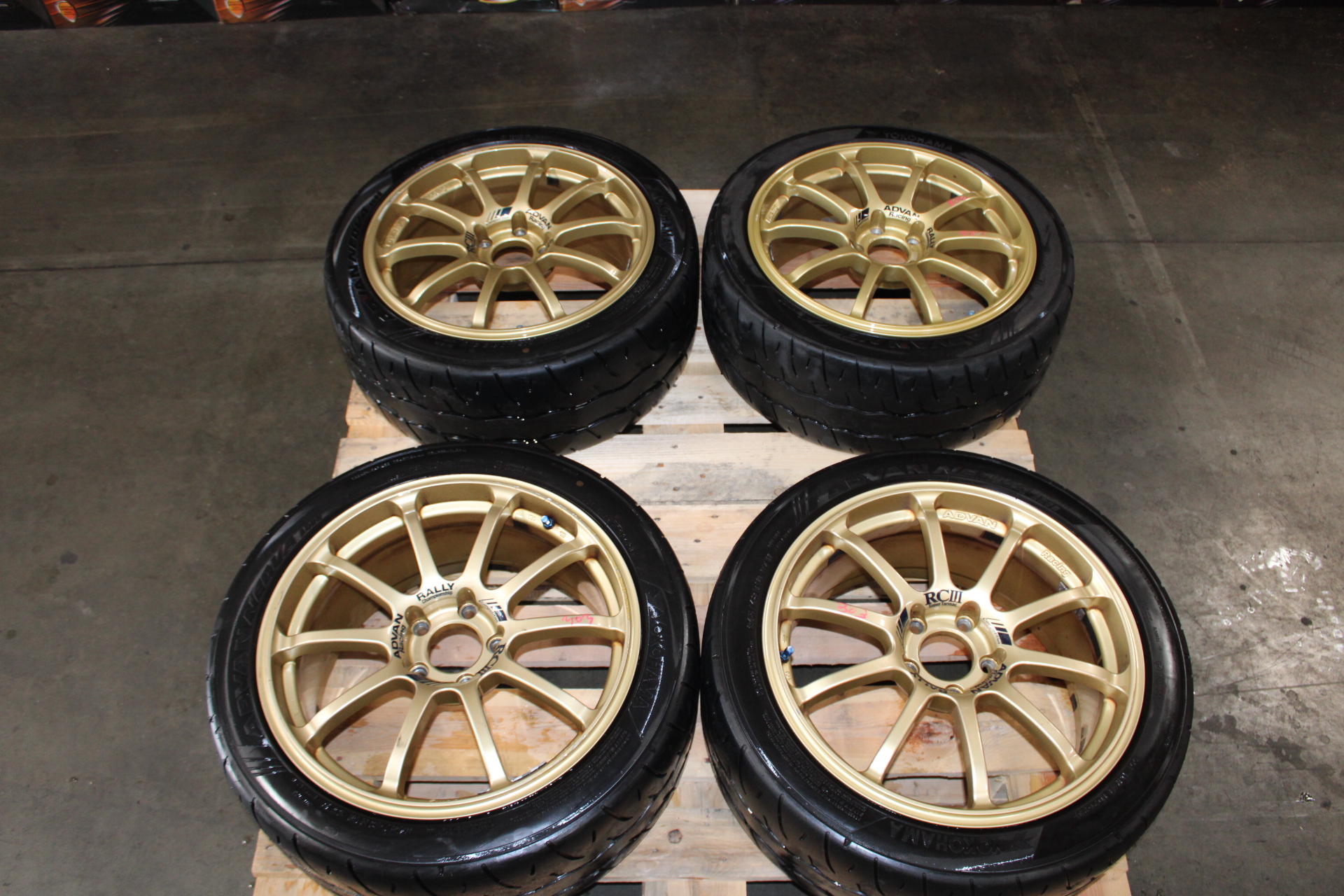 ADVAN RCIII 5X114.3 +53 18X8.5J GOLD GG Yokohama tires